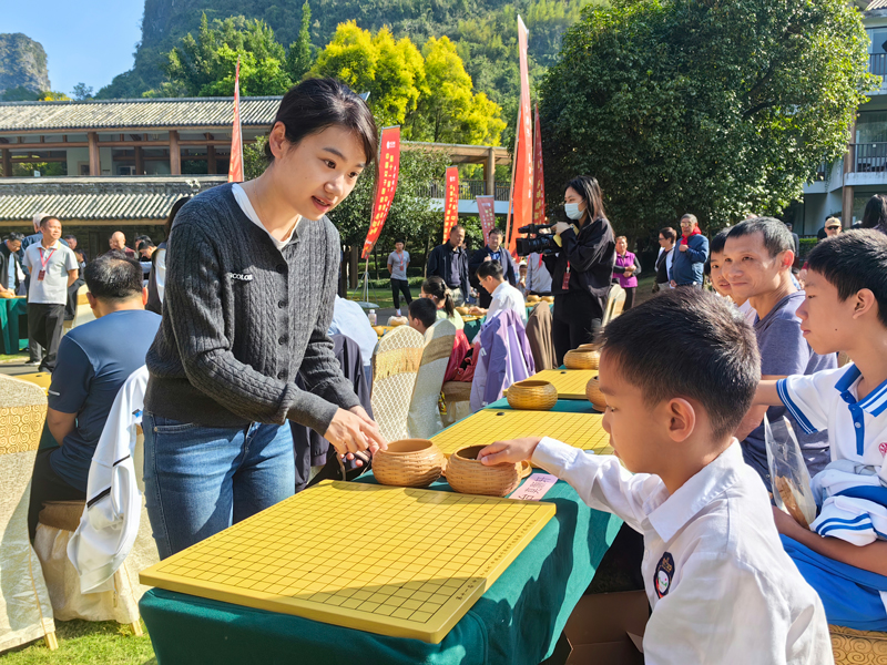 於之瑩在下指導(dǎo)棋。