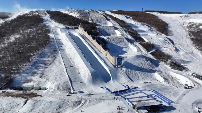 自由式滑雪及單板滑雪U型場(chǎng)地技巧世界杯在崇禮云頂滑雪公園舉行。人民網(wǎng)記者 李兆民攝